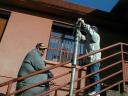 F0DJS et F4DJT en train d'installer les antennes VHF et UHF