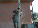 F5TEF en train de fixer les haubans sur le mat pneumatique