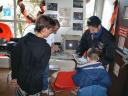 F4DJT et F6HQY devant le stand de F8KFN et de jeunes visiteurs